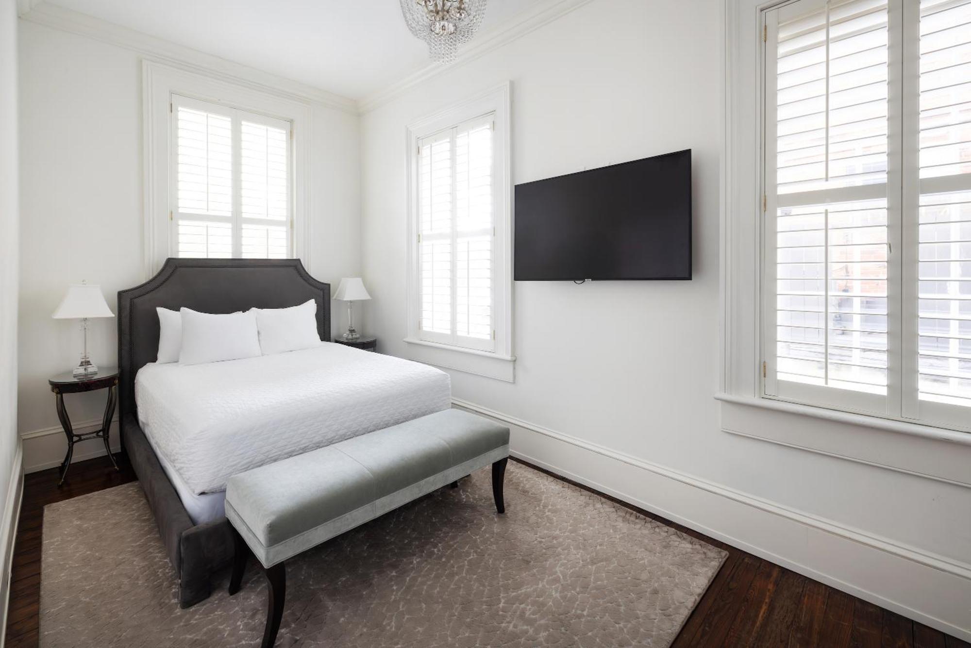Kasa Jules Savannah Room photo